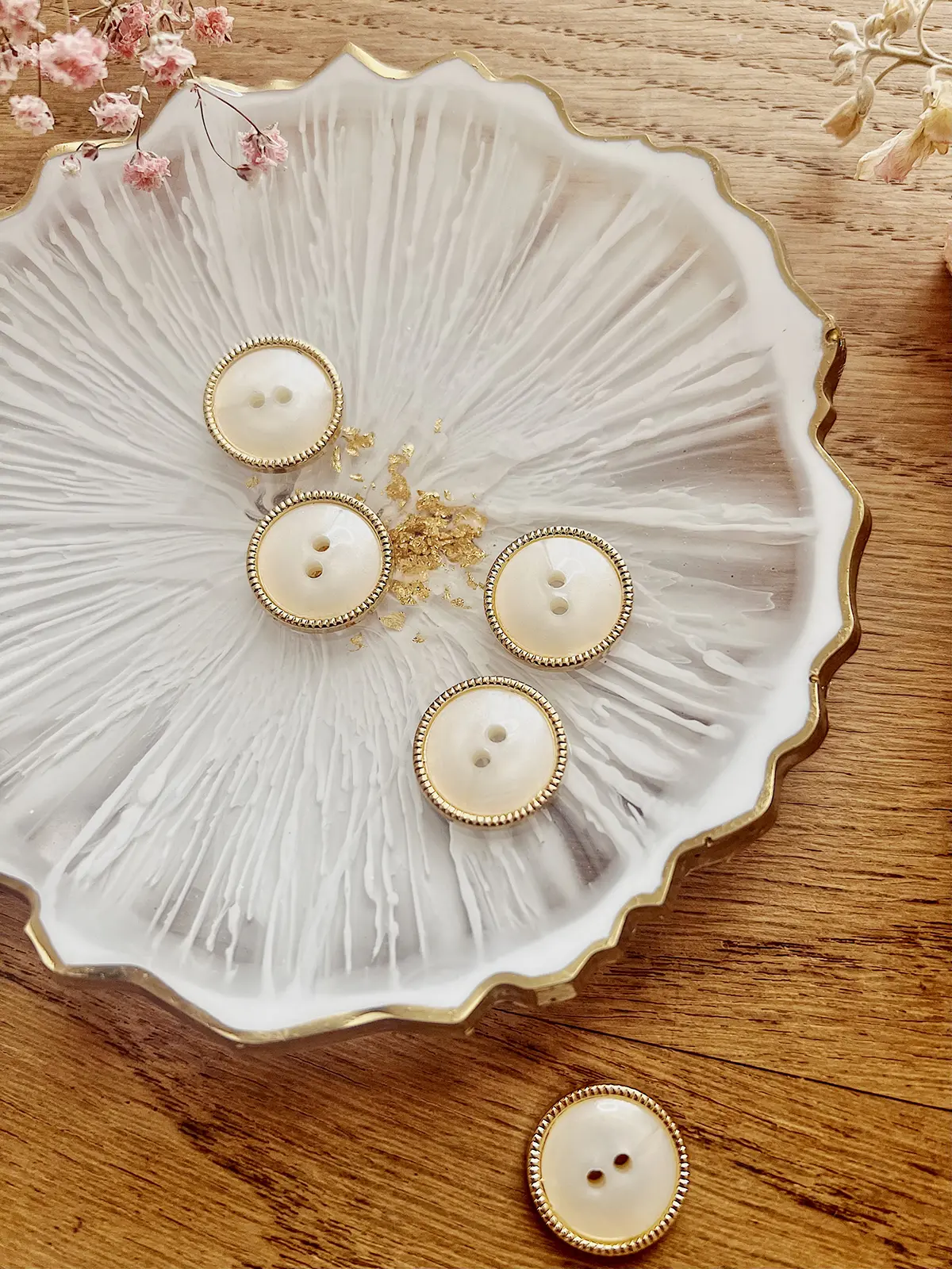 ancea-paris-boutons-vintage-bouton-blanc-nacr-corolle-dor-e-18mm image 1