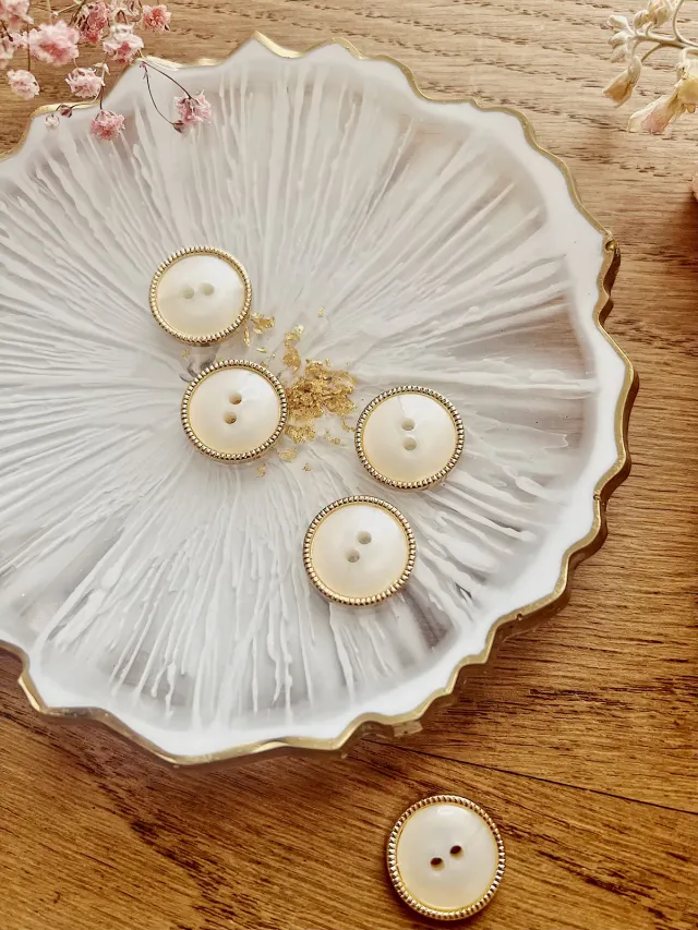 ancea-paris-boutons-vintage-bouton-blanc-nacr-corolle-dor-e-18mm image 1